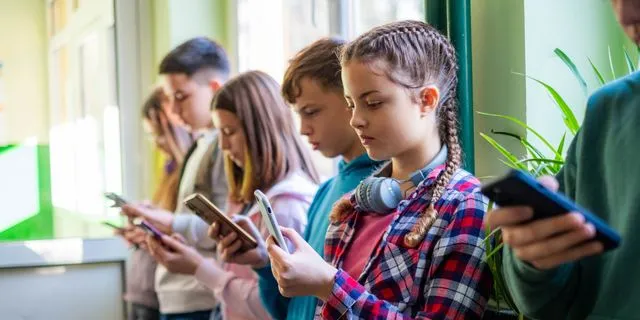 Ρωτήσαμε τους “κάτω των 15” τι λένε για την απαγόρευση των social media