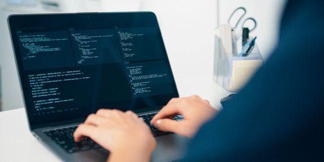 Η μοναδική χώρα της ΕΕ όπου τα κορίτσια ξεπερνούν τα αγόρια στη συγγραφή κώδικα προγραμματισμού
