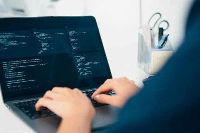 Η μοναδική χώρα της ΕΕ όπου τα κορίτσια ξεπερνούν τα αγόρια στη συγγραφή κώδικα προγραμματισμού