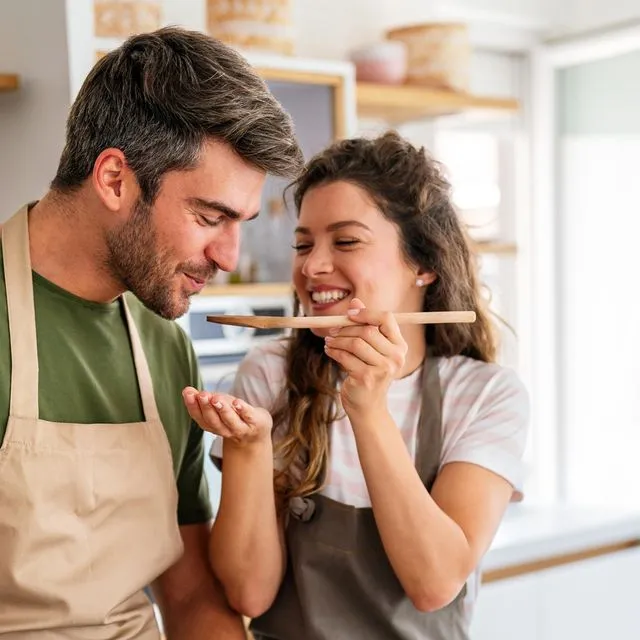 Ζευγάρι μαγειρεύει στο σπίτι