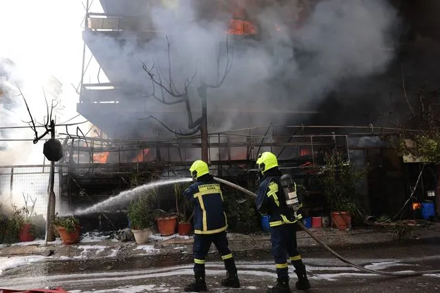 Φωτιά σε κατάστημα στο Ίλιον