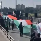 Ιράν: Με ανθρώπινες αλυσίδες γύρω από υποδομές απαντούν στις απειλές Τραμπ