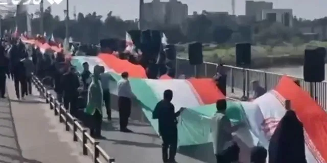 Ιράν: Με ανθρώπινες αλυσίδες γύρω από υποδομές απαντούν στις απειλές Τραμπ