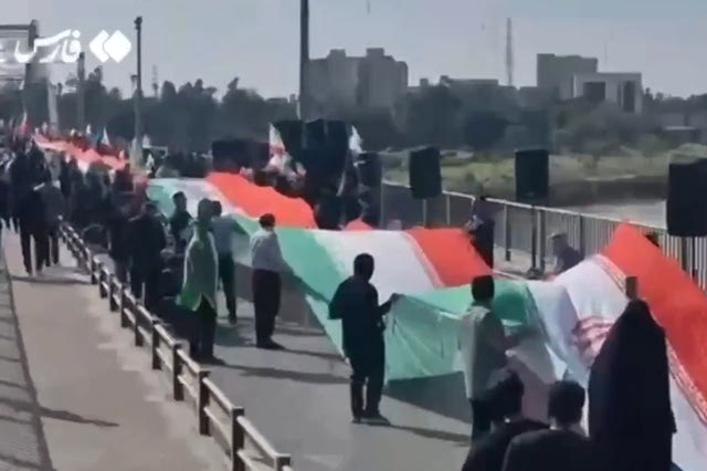 Ιράν: Με ανθρώπινες αλυσίδες γύρω από υποδομές απαντούν στις απειλές Τραμπ