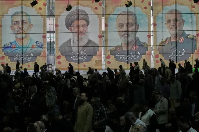 Financial Times: Διχασμός στο εσωτερικό του Ιράν για τις συνομιλίες με τις ΗΠΑ