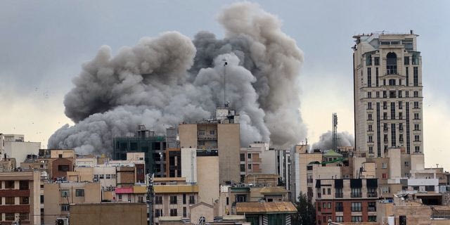 Καπνός υψώνεται μετά από βομβαρδισμούς στην Τεχεράνη