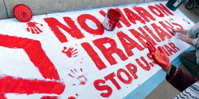 Πανό με αντιπολεμικό μήνυμα