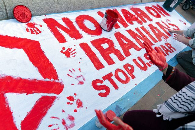 Πανό με αντιπολεμικό μήνυμα