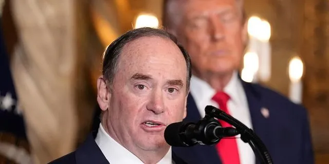 Αιφνιδιαστική αποχώρηση του υπουργού Ναυτικού των ΗΠΑ