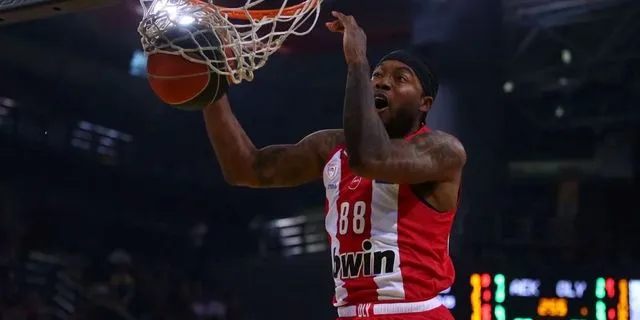 ΑΕΚ – Ολυμπιακός 84-94: Ο Τζόουνς επέστρεψε και οι Πειραιώτες έκλεισαν τη regular season με 24/24