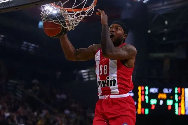 ΑΕΚ – Ολυμπιακός 84-94: Ο Τζόουνς επέστρεψε και οι Πειραιώτες έκλεισαν τη regular season με 24/24