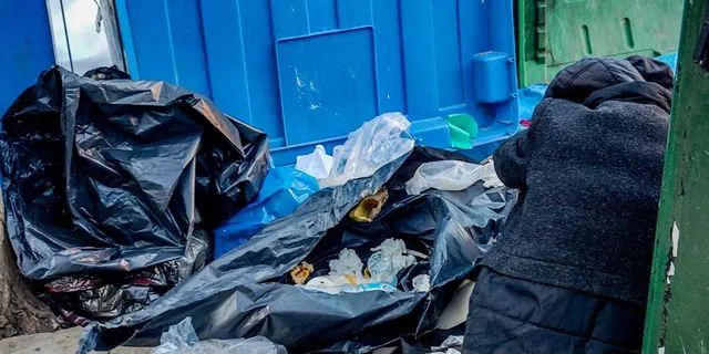 Άστεγος κοιμόταν σε κάδο σκουπιδιών