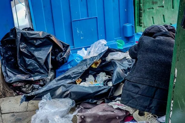 Θεσσαλονίκη: Άστεγος κοιμόταν σε κάδο σκουπιδιών