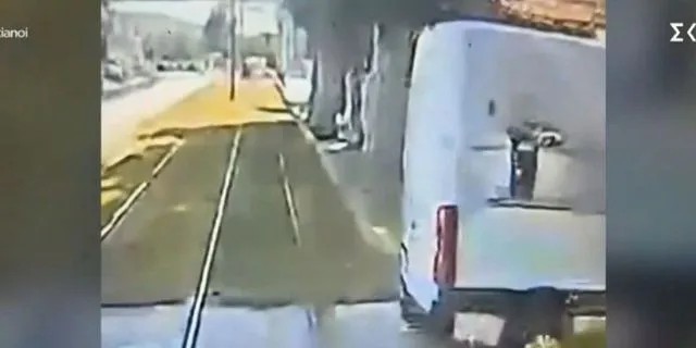 Βίντεο: Η στιγμή που τραμ συγκρούεται με βαν στο Καλαμάκι