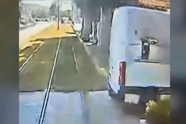 Βίντεο: Η στιγμή που τραμ συγκρούεται με βαν στο Καλαμάκι