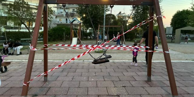 Καλαμαριά: Αφαίρεσαν βίδες ασφαλείας από κούνιες – Μήνυση κατέθεσε ο Δήμος