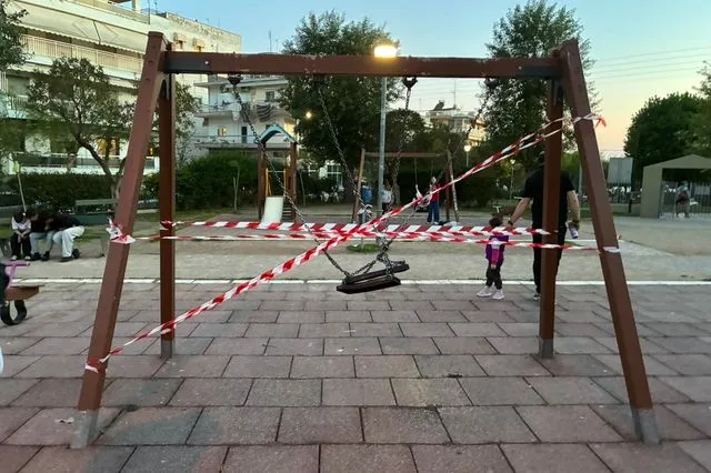 Καλαμαριά: Αφαίρεσαν βίδες ασφαλείας από κούνιες – Μήνυση κατέθεσε ο Δήμος