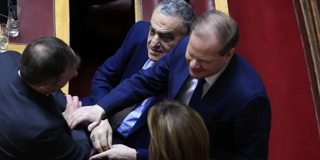 Αμετανόητοι! Το ρουσφέτι και τα μάτια τους…