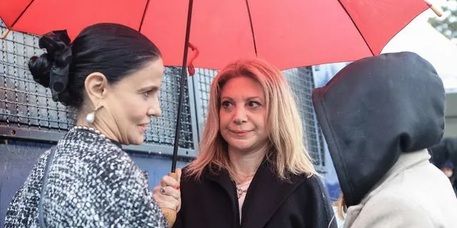 Ποιους απειλεί η Καρυστιανού;