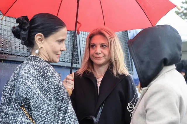 Ποιους απειλεί η Καρυστιανού;