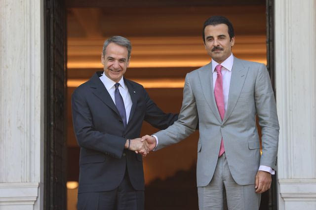 Συνάντηση Μητσοτάκη με τον Εμίρη του Κατάρ – “Δέσμευση για επενδύσεις στην Ελλάδα”