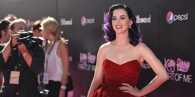 Η Ρούμπι Ρόουζ καταγγέλλει την Κέιτι Πέρι για σεξουαλική επίθεση