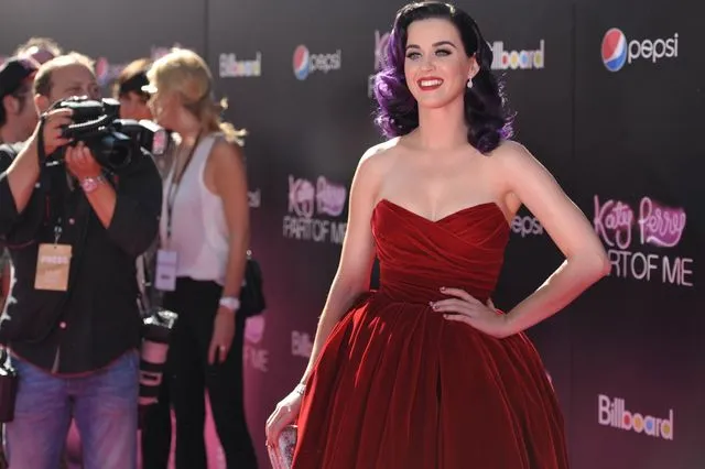 Η Ρούμπι Ρόουζ καταγγέλλει την Κέιτι Πέρι για σεξουαλική επίθεση