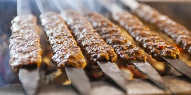 Βρετανός τουρίστας πλήρωσε 1.720 ευρώ για ένα κεμπάπ σε παραλία του Ρίο