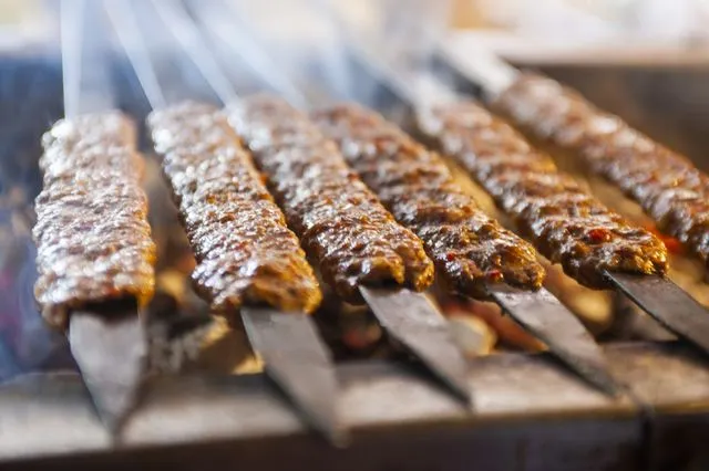 Βρετανός τουρίστας πλήρωσε 1.720 ευρώ για ένα κεμπάπ σε παραλία του Ρίο