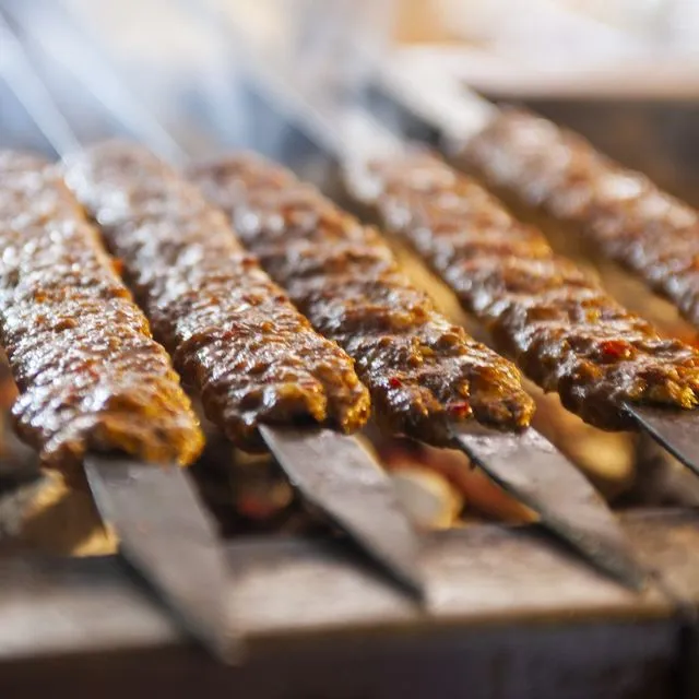 Βρετανός τουρίστας πλήρωσε 1.720 ευρώ για ένα κεμπάπ σε παραλία του Ρίο