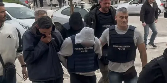 Κεφαλονιά: Στον Κορυδαλλό οι τρεις συλληφθέντες – Τι λέει ο δικηγόρος της οικογένειας της 19χρονης