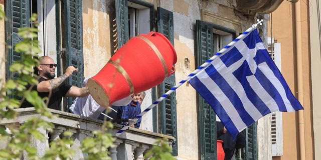 Κέρκυρα: Έσπασαν και φέτος οι μπότηδες για τον εξαγνισμό του νησιού – Το αγαπημένο έθιμο