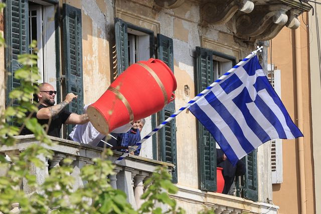 Κέρκυρα: Έσπασαν και φέτος οι μπότηδες για τον εξαγνισμό του νησιού – Το αγαπημένο έθιμο