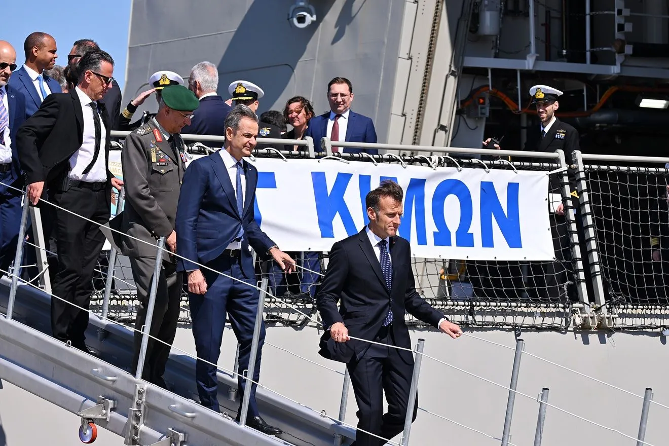 Επίσκεψη Μακρόν - Μητσοτάκη στη φρεγάτα 