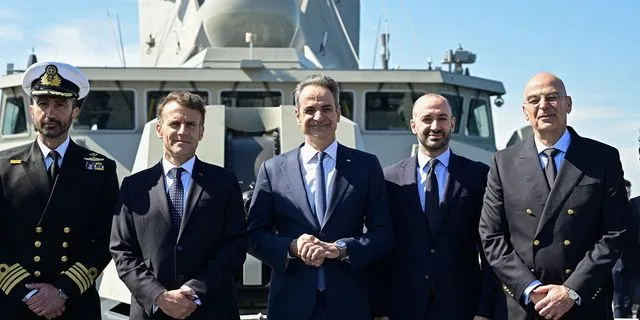 Μητσοτάκης και Μακρόν επιθεώρησαν τη φρεγάτα “Κίμων” – Φωτογραφίες