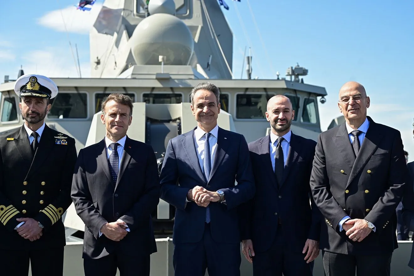 Μητσοτάκης και Μακρόν επιθεώρησαν τη φρεγάτα “Κίμων” – Φωτογραφίες