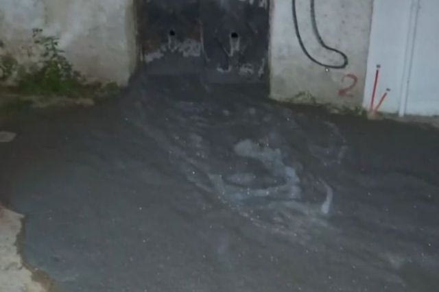 Περίεργη διαρροή υγρού τσιμέντου στην Κυψέλη – Εγκλωβίστηκαν οχήματα