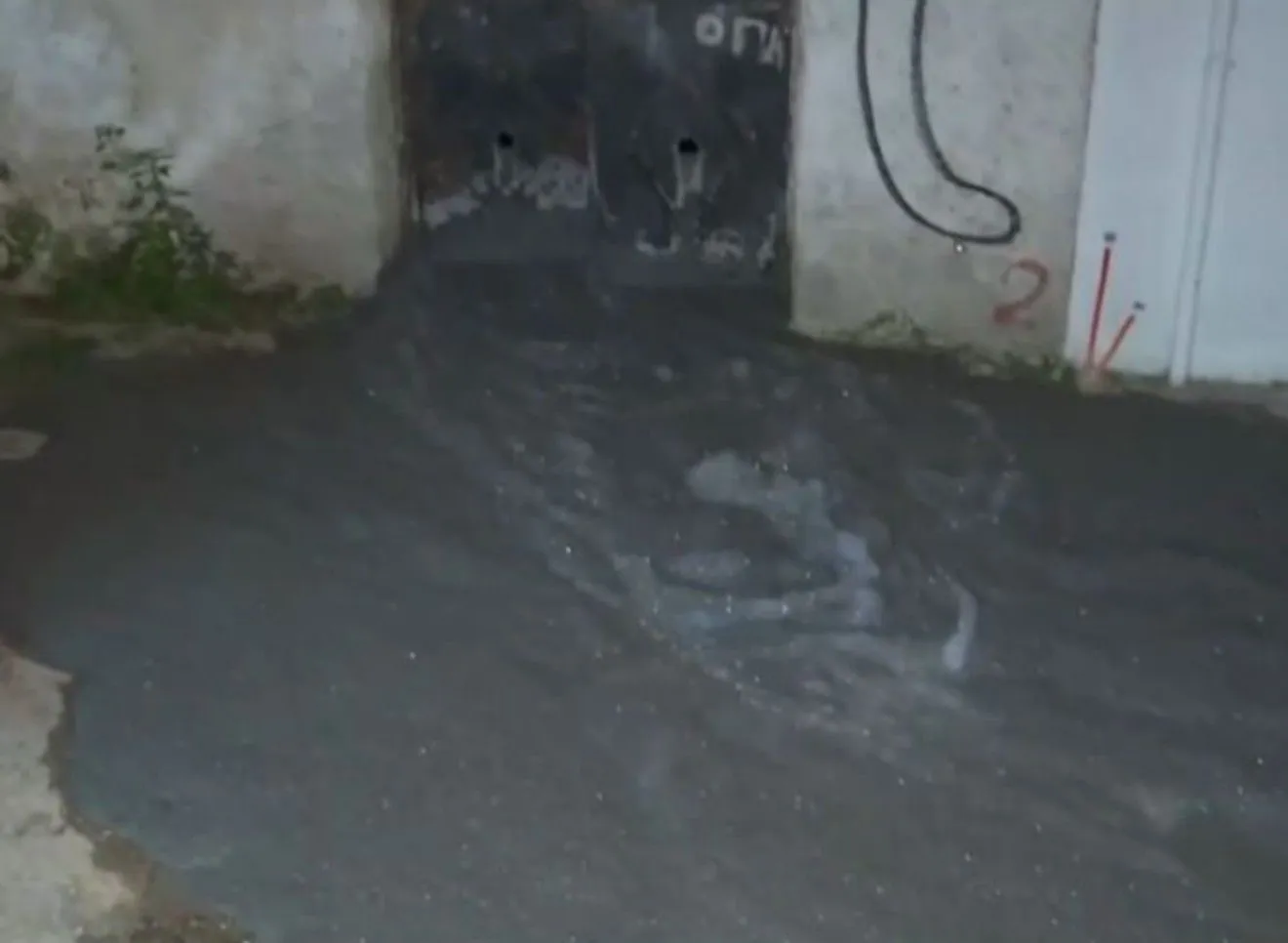 Περίεργη διαρροή υγρού τσιμέντου στην Κυψέλη - Εγκλωβίστηκαν οχήματα