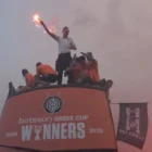 ΟΦΗ – Κύπελλο Ελλάδας: Στην κορυφή του πούλμαν ο Κόντης με πυρσό στο χέρι