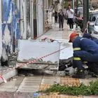 Τραγωδία στην Κόρινθο: Η ΕΛ.ΑΣ αναζητά άτομα προς σύλληψη μετά την κατάρρευση μπαλκονιού