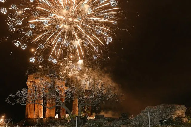 Τουλάχιστον 14 τραυματίες από βεγγαλικά μέσα σε ένα μήνα – Μπαράζ συλλήψεων χρήση κροτίδων
