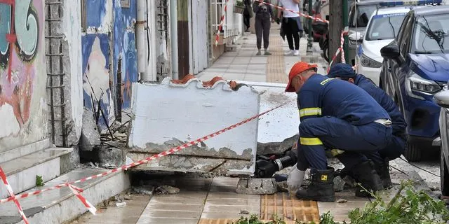 Τραγωδία στην Κόρινθο: Η ΕΛ.ΑΣ αναζητά άτομα προς σύλληψη μετά την κατάρρευση μπαλκονιού