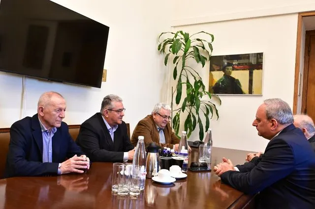 Συνάντηση του γενικού Γραμματέα του ΚΚΕ Δημήτρη Κουτσούμπα με τον Γενικό Γραμματέα του ΑΚΕΛ Στέφανο Στεφάνου, στην Βουλή, Δευτέρα 20 Απριλίου 2026.