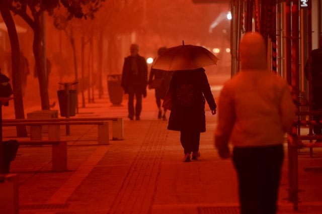 Η αφρικανική σκόνη κάλυψε Κρήτη και Κυκλάδες – Απίστευτες εικόνες