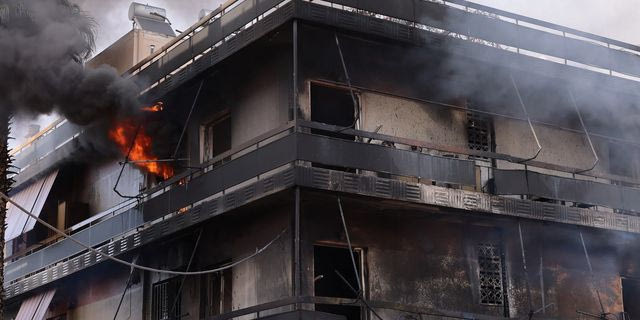 Εικόνες καταστροφής από την φωτιά στο Ίλιον – “Ακούστηκαν απανωτές εκρήξεις”