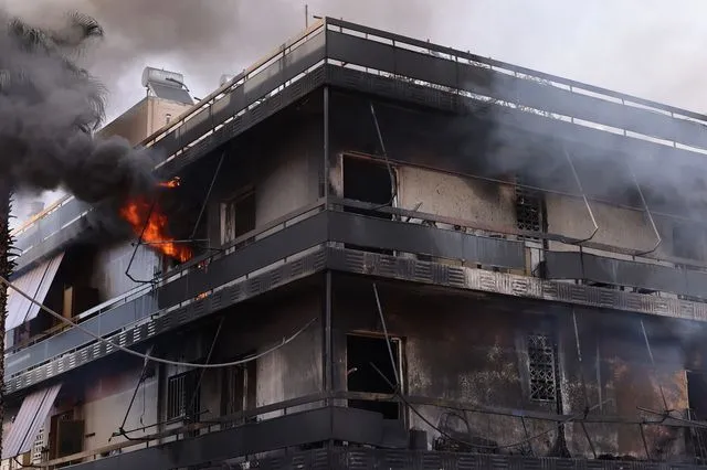 Εικόνες καταστροφής από την φωτιά στο Ίλιον – Ενισχύθηκαν οι πυροσβεστικές δυνάμεις