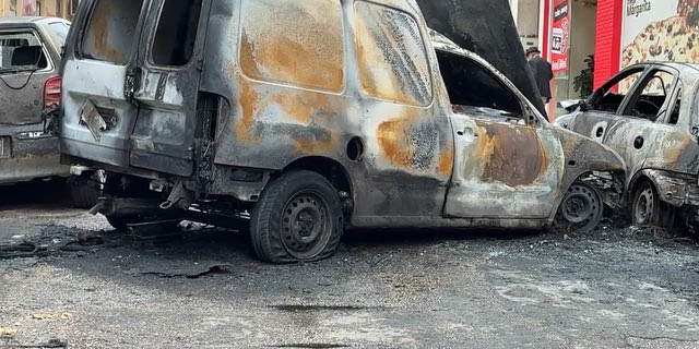 Στάχτη τέσσερα οχήματα στην Κυψέλη – Έρευνα για τα αίτια της φωτιάς