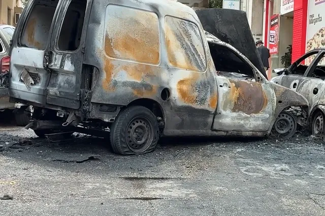 Στάχτη τέσσερα οχήματα στην Κυψέλη – Έρευνα για τα αίτια της φωτιάς