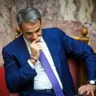 Καταπίνει τα σκάνδαλα, βλέπει εχθρούς και φοβάται το τέλος…