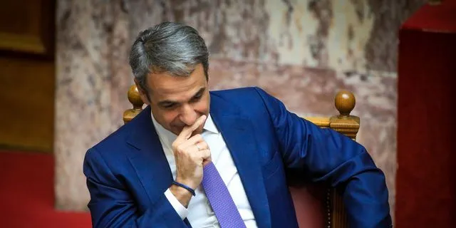 Καταπίνει τα σκάνδαλα, βλέπει εχθρούς και φοβάται το τέλος…